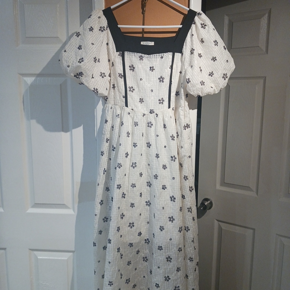 Secchic Women's Floral Print Square Neck Dress. Size S